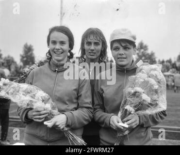 Niederländische Leichtathletik-Meisterschaften, 400 Meter Damen f.l.n.r. Louer (3), Brehm (1) und Slaman (2), 7. August 1966, LEICHTATHLETIK, MEISTERSCHAFTEN, Niederlande, Presseagentur des 20. Jahrhunderts, Foto, Nachrichten zum erinnern, Dokumentarfilm, historische Fotografie 1945-1990, visuelle Geschichten, Menschliche Geschichte des zwanzigsten Jahrhunderts, Momente in der Zeit festzuhalten Stockfoto