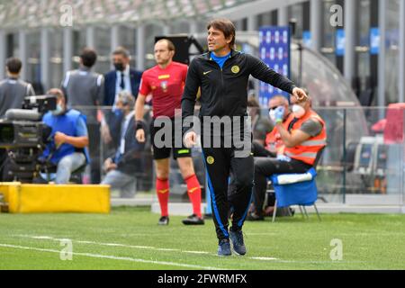 Mailand, Italien. Mai 2021. Der Manager Antonio Conte von Inter Mailand sah während der Serie EIN Spiel zwischen Inter und Udinese bei Giuseppe Meazza in Mailand. (Foto: Gonzales Photo/Alamy Live News Stockfoto