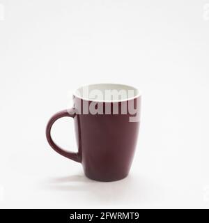 Leere einfache, braune Kaffeetasse in einem Weißer Hintergrund Stockfoto