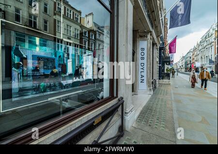 London, Großbritannien. Mai 2021. Bob Dylan: 60 Jahre Kreation eröffnet in der Halcyon Gallery. Zeigt eine Auswahl seiner visuellen Kunst, die Arbeiten auf Papier, Gemälde, Skulpturen und großformatige Installationen umfasst, die seit 2007 in mehreren großen Werkserien zu sehen sind. Kredit: Guy Bell/Alamy Live Nachrichten Stockfoto