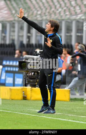 Mailand, Italien. Mai 2021. Der Manager Antonio Conte von Inter Mailand sah während der Serie EIN Spiel zwischen Inter und Udinese bei Giuseppe Meazza in Mailand. (Foto: Gonzales Photo/Alamy Live News Stockfoto