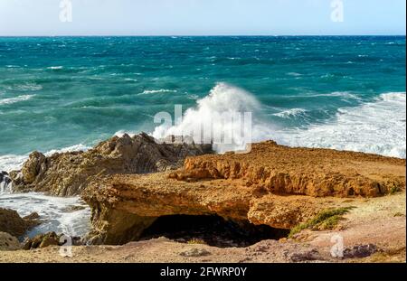 Cala Maidduzza mit der Höhle Perciata im sizilianischen Naturschutzgebiet, mediterrane Meereslandschaft, Terrasini, Provinz Palermo, Italien Stockfoto