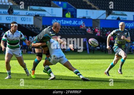 Swansea, Wales. 3. April 2021. Alun Wyn Jones von Ospreys entlastet sich, obwohl Matias Orlando von Newcastle Falcons während der European Rugby Challenge Cup Runde 16 zwischen Ospreys und Newcastle Falcons am 3. April 2021 im Liberty Stadium in Swansea, Wales, Großbritannien, in Angriff genommen wurde. Sportstadien in ganz Großbritannien unterliegen aufgrund der Coronavirus-Pandemie weiterhin strengen Beschränkungen, da staatliche Gesetze zur sozialen Distanzierung Fans innerhalb von Veranstaltungsorten verbieten, was dazu führt, dass Spiele hinter verschlossenen Türen gespielt werden. Quelle: Duncan Thomas/Majestic Media. Stockfoto