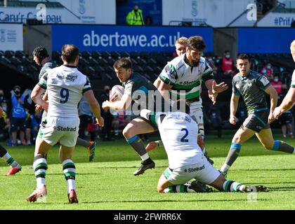 Swansea, Wales. 3. April 2021. Reuben Morgan Williams von Ospreys wird am 3. April 2021 von George McGuigan von Newcastle Falcons während der European Rugby Challenge Cup Runde 16 zwischen Ospreys und Newcastle Falcons im Liberty Stadium in Swansea, Wales, Großbritannien, angegangen. Sportstadien in ganz Großbritannien unterliegen aufgrund der Coronavirus-Pandemie weiterhin strengen Beschränkungen, da staatliche Gesetze zur sozialen Distanzierung Fans innerhalb von Veranstaltungsorten verbieten, was dazu führt, dass Spiele hinter verschlossenen Türen gespielt werden. Quelle: Duncan Thomas/Majestic Media. Stockfoto