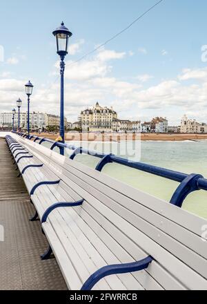 Eastbourne, England. Blick vom Pier auf die Küste und den Strand im beliebten englischen Badeort an der Südküste. Stockfoto