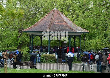 Menschen versammelten sich bei einer Mahnwache für die Gleichrechtlerin Sasha Johnson am Bandstand im Ruskin Park, Camberwell, im Süden Londons. Die Mutter von drei Kindern befindet sich im King's College Hospital (KCH) in kritischem Zustand, nachdem sie in den frühen Morgenstunden des Sonntags vor einer Hausfeier in Peckham auf den Kopf geschossen wurde. Bilddatum: Montag, 24. Mai 2021. Stockfoto