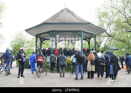 Menschen versammelten sich bei einer Mahnwache für die Gleichrechtlerin Sasha Johnson am Bandstand im Ruskin Park, Camberwell, im Süden Londons. Die Mutter von drei Kindern befindet sich im King's College Hospital (KCH) in kritischem Zustand, nachdem sie in den frühen Morgenstunden des Sonntags vor einer Hausfeier in Peckham auf den Kopf geschossen wurde. Bilddatum: Montag, 24. Mai 2021. Stockfoto