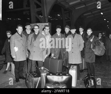 Das niederländische Eisschnelllaufteam verließ den Hauptbahnhof nach Hamar, das Team kurz vor der Abfahrt, 5. Januar 1965, Eisschnelllaufteams, Abflughallen, Niederlande, Presseagentur des 20. Jahrhunderts, Foto, Nachrichten zum erinnern, Dokumentarfilm, historische Fotografie 1945-1990, visuelle Geschichten, Menschliche Geschichte des zwanzigsten Jahrhunderts, Momente in der Zeit festzuhalten Stockfoto