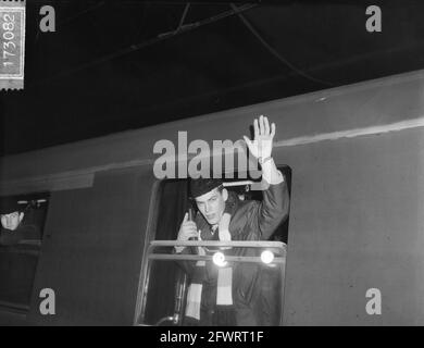 Das niederländische Eisschnelllaufteam ging vom Hauptbahnhof nach Hamar, ein letzter Gruß von ARD Schenk, 5. Januar 1965, Eisschnelllaufteams, Züge, Niederlande, Presseagentur des 20. Jahrhunderts, Foto, Nachrichten zum erinnern, Dokumentarfilm, historische Fotografie 1945-1990, visuelle Geschichten, Menschliche Geschichte des zwanzigsten Jahrhunderts, Momente in der Zeit festzuhalten Stockfoto