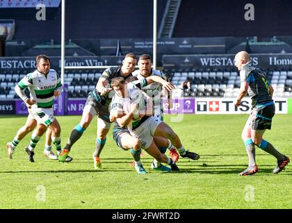 Swansea, Wales. 3. April 2021. Ben Stevenson von Newcastle Falcons wird am 3. April 2021 von einem Spieler der Ospreys im Rahmen der European Rugby Challenge Cup Runde 16 zwischen Ospreys und Newcastle Falcons im Liberty Stadium in Swansea, Wales, Großbritannien, angegangen. Sportstadien in ganz Großbritannien unterliegen aufgrund der Coronavirus-Pandemie weiterhin strengen Beschränkungen, da staatliche Gesetze zur sozialen Distanzierung Fans innerhalb von Veranstaltungsorten verbieten, was dazu führt, dass Spiele hinter verschlossenen Türen gespielt werden. Quelle: Duncan Thomas/Majestic Media. Stockfoto