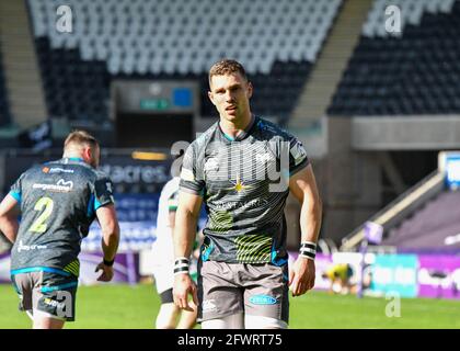 Swansea, Wales. 3. April 2021. George North of Ospreys während des European Rugby Challenge Cup-Spiels von 16 zwischen Ospreys und Newcastle Falcons am 3. April 2021 im Liberty Stadium in Swansea, Wales, Großbritannien. Sportstadien in ganz Großbritannien unterliegen aufgrund der Coronavirus-Pandemie weiterhin strengen Beschränkungen, da staatliche Gesetze zur sozialen Distanzierung Fans innerhalb von Veranstaltungsorten verbieten, was dazu führt, dass Spiele hinter verschlossenen Türen gespielt werden. Quelle: Duncan Thomas/Majestic Media. Stockfoto