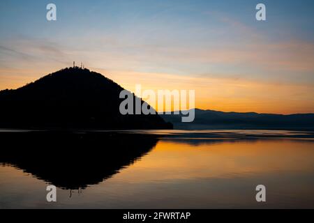 Blick auf den Sonnenuntergang in der Donau-Schlucht in Djerdap auf dem Serbisch-rumänische Grenze Stockfoto