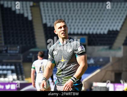 Swansea, Wales. 3. April 2021. George North von Ospreys schaut am 3. April 2021 im Liberty Stadium in Swansea, Wales, Großbritannien, auf die große Leinwand während der European Rugby Challenge Cup Runde 16 zwischen Ospreys und Newcastle Falcons. Sportstadien in ganz Großbritannien unterliegen aufgrund der Coronavirus-Pandemie weiterhin strengen Beschränkungen, da staatliche Gesetze zur sozialen Distanzierung Fans innerhalb von Veranstaltungsorten verbieten, was dazu führt, dass Spiele hinter verschlossenen Türen gespielt werden. Quelle: Duncan Thomas/Majestic Media. Stockfoto