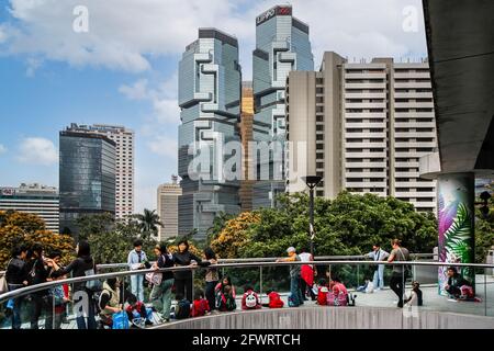 Chinesische Schulkinder versammeln sich auf einem erhöhten Gehweg vor dem Das Lippo Center in Hongkong am 21. März 2012 Stockfoto