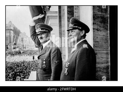 FRANKREICH NAZI-BESETZUNG Jahrgang 2 Adolf Hitler auf dem Höhepunkt seiner charismatischen Macht: Mit Hermann Göring auf dem Balkon bei einer Siegesparade in Berlin, Juli 1940, nach der erfolgreichen Invasion und Besetzung Frankreichs Stockfoto