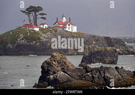 Blick auf den Battery Point Lighthouse in Crescent City, Kalifornien, an der Pazifikküste. Der Leuchtturm soll verfolgt werden. Stockfoto