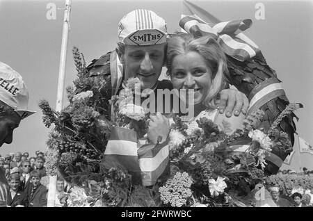 Niederländische Radsportmeisterschaften auf der Straße bei Beek Prof. EEF Dolman und Frau in einem Kranz, 28. Juli 1968, Meisterschaften, Profis, Radfahren, Niederlande, Foto der Presseagentur des 20. Jahrhunderts, Nachrichten zum erinnern, Dokumentarfilm, historische Fotografie 1945-1990, visuelle Geschichten, Menschliche Geschichte des zwanzigsten Jahrhunderts, Momente in der Zeit festzuhalten Stockfoto