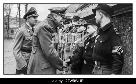 HITLER VERLIEH IN DEN LETZTEN TAGEN MEDAILLEN HITLERS JUGEND 1945 einer der letzten öffentlichen Auftritte und Bilder von Adolf Hitlers Treffen und verlieh Medaillen an seine erbittert loyalen und tapferen Hitler-Jugend-Mitglieder. April 1945 Schlacht um Berlin WW2 2. Weltkrieg Stockfoto