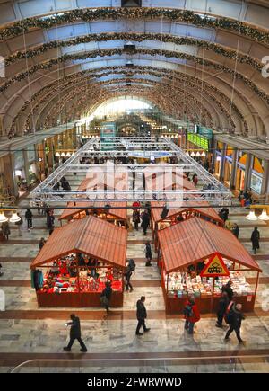 Weihnachtsmarkt im Stockholmer Hauptbahnhof in der Stadt Stockholm, Schweden. Stockfoto
