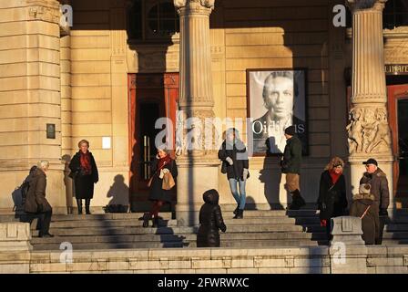 Das Royal Dramatic Theatre (schwedisch: Kungliga Dramatiska Teatern, umgangssprachlich Dramaten) ist Schwedens nationale Bühne für das 1788 gegründete „Spoken Drama“ in Stockholm, Schweden. Stockfoto