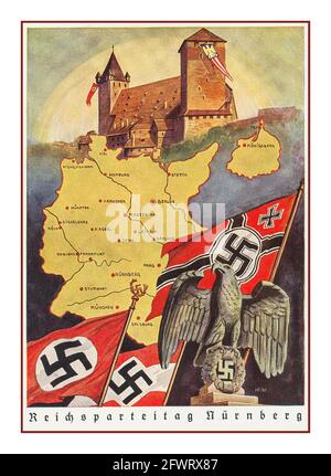 1930er Jahre Nazi-Propaganda-Plakatkarte REICHSPARTEITAG NÜRNBERG, mit Nazi-Deutschland-Karte mit Hakenkreuzflaggen Deutscher Adler und Nürnberger Schloss Stockfoto