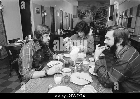 Neunzehn polnische Seeleute in Zeemanshuis in Rotterdam warten darauf, ob sie hier bleiben können. Drei Polen beim Mittagessen im Zeemanerhaus, 16. April 1982, ROBBEN, Niederlande, 20. Jahrhundert Presseagentur Foto, Nachrichten zu erinnern, Dokumentarfilm, historische Fotografie 1945-1990, visuelle Geschichten, Menschliche Geschichte des zwanzigsten Jahrhunderts, Momente in der Zeit festzuhalten Stockfoto