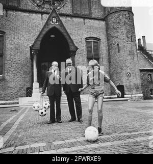 Das neunhunderttausendste Mitglied der KNVB in Den Haag stellte Johan Weijenberg beim Ballschießen vor, im Hintergrund Minister Van Doorn (links) und KNVB-Präsident Meulman, 27. August 1973, Mitglieder, Minister, Sport, Fußball, Niederlande, Foto der Presseagentur des 20. Jahrhunderts, zu erinnerende Nachrichten, Dokumentarfilm, historische Fotografie 1945-1990, visuelle Geschichten, Menschliche Geschichte des zwanzigsten Jahrhunderts, Momente in der Zeit festzuhalten Stockfoto