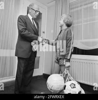 Das neunhunderttausendste KNVB-Mitglied in Den Haag stellte Minister Van Doorn und Johan Weijenberg am 27. August 1973 vor, Niederlande, Presseagentur des 20. Jahrhunderts, Foto, Nachrichten zum erinnern, Dokumentarfilm, historische Fotografie 1945-1990, visuelle Geschichten, Menschliche Geschichte des zwanzigsten Jahrhunderts, Momente in der Zeit festzuhalten Stockfoto