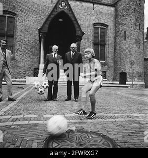 Neunhunderttausendstes KNVB-Mitglied in Den Haag schlug vor, Johan Weijenberg schiesse Ball, im Hintergrund Minister Van Doorn (links) und, 27. August 1973, Mitglieder, Sport, Fußball, Niederlande, Foto der Presseagentur des 20. Jahrhunderts, zu erinnerende Nachrichten, Dokumentarfilm, historische Fotografie 1945-1990, visuelle Geschichten, Menschliche Geschichte des zwanzigsten Jahrhunderts, Momente in der Zeit festzuhalten Stockfoto