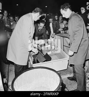 Gefälschte Bombe im El-Al-Büro auf Rokin in Amsterdam platziert Polizisten in der Nähe der gefälschten Bombe, 6. Oktober 1973, Niederlande, Foto der Presseagentur des 20. Jahrhunderts, zu erinnerende Nachrichten, Dokumentation, historische Fotografie 1945-1990, visuelle Geschichten, Menschliche Geschichte des zwanzigsten Jahrhunderts, Momente in der Zeit festzuhalten Stockfoto