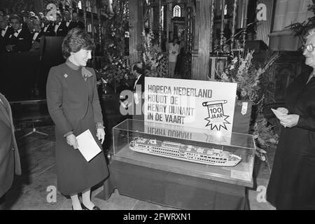 Prinzessin Margriet, die bei einem Modell des Roten Kreuzes, dem Henry Dunant, steht und von Frau Osse einen Scheck erhalten hat, 21. September 1983, Geschenke, gedenkfeiern, Jubiläen, Prinzessinnen, Scale Models, Niederlande, Foto der Presseagentur des 20. Jahrhunderts, News to remember, Dokumentarfilm, historische Fotografie 1945-1990, visuelle Geschichten, Menschliche Geschichte des zwanzigsten Jahrhunderts, Momente in der Zeit festzuhalten Stockfoto