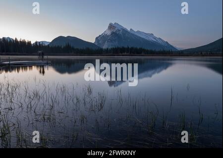 Blick am frühen Morgen auf Mount Rundle und Bootsanlegestelle an den Vermilion Lakes im Banff National Park, Alberta, Kanada Stockfoto