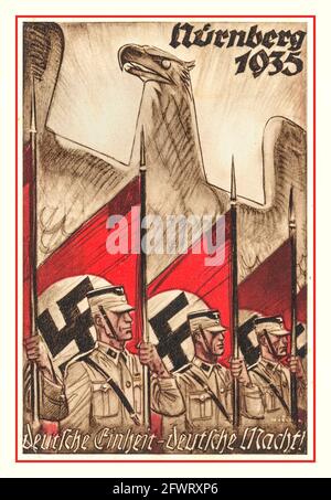 NÜRNBERG 1930er Jahre Nazi-Propaganda Poster Card Nürnberg 1935 REICHSPARTEITAG 'Deutsche einheit deutsche Nacht' Deutsche Einheit Deutsche Nacht' mit NSDAP Sturmabteilung Mit Nazi-Hakenkreuzflaggen mit dem deutschen Adler-Symbol dahinter Stockfoto