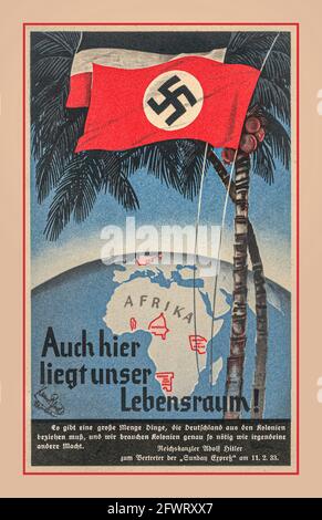 1930er Jahre Nazi-Propaganda Poster Card 1933 'Hier leben wir auch!' Palmen mit Hakenkreuz und deutschen Flaggen vor einer Karte von Afrika“, „AUCH HIER LIEGT UNSER LEBENSRAUM“ Stockfoto