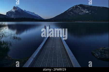 Blick am frühen Morgen auf Mount Rundle und Bootsanlegestelle an den Vermilion Lakes im Banff National Park, Alberta, Kanada Stockfoto