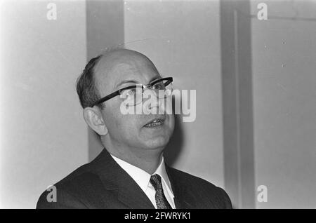 Generalversammlung der VPRO-Mitglieder im Congressgebouw Den Haag Dr. K.H. Roessingh (Chairman VPRO), Headline, 14. Dezember 1968, Mitgliederversammlungen, Vorsitzende, Niederlande, Foto der Presseagentur des 20. Jahrhunderts, zu erinnerende Nachrichten, Dokumentarfilm, historische Fotografie 1945-1990, visuelle Geschichten, Menschliche Geschichte des zwanzigsten Jahrhunderts, Momente in der Zeit festzuhalten Stockfoto