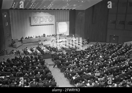 Generalversammlung der VPRO-Mitglieder im Congressgebouw Den Haag, Den Haag, Überblick über den Raum, 14. Dezember 1968, Mitgliederversammlungen, Übersichten, Zimmer, Niederlande, Foto der Presseagentur des 20. Jahrhunderts, zu erinnerende Nachrichten, Dokumentarfilm, historische Fotografie 1945-1990, visuelle Geschichten, Menschliche Geschichte des zwanzigsten Jahrhunderts, Momente in der Zeit festzuhalten Stockfoto