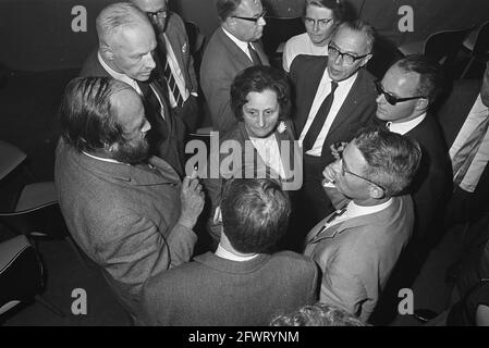 Mitgliederversammlung VPRO in Expohal Hilversum. Vizepräsident, umgeben von Vorstandsmitgliedern, 22. Juni 1968, Mitgliedersitzungen, Vizepräsidenten, Niederlande, Presseagentur des 20. Jahrhunderts, Foto, Nachrichten zum erinnern, Dokumentarfilm, historische Fotografie 1945-1990, visuelle Geschichten, Menschliche Geschichte des zwanzigsten Jahrhunderts, Momente in der Zeit festzuhalten Stockfoto