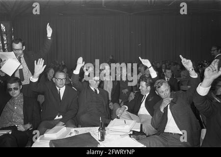 Mitgliederversammlung VPRO in Expohal Hilversum. Bei der Abstimmung ds. Diekerhof, drs. Gruyters, Bouke Poelstra und Bob RIS, 22. Juni 1968, Mitgliederversammlungen, Abstimmungen, Niederlande, Presseagentur des 20. Jahrhunderts, Foto, Nachrichten zum erinnern, Dokumentarfilm, historische Fotografie 1945-1990, visuelle Geschichten, Menschliche Geschichte des zwanzigsten Jahrhunderts, Momente in der Zeit festzuhalten Stockfoto