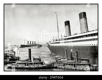 RMS Olympic (Schwesterschiff der Titanic) im New Yorker Hafen mit Schleppern, 1911 RMS Lusitania, die als Kriegsverbrechen tragischerweise von einem deutschen U-Boot torpediert werden sollte, vier Jahre später mit 1198 Toten, ist im Hintergrund New York USA zu sehen Stockfoto