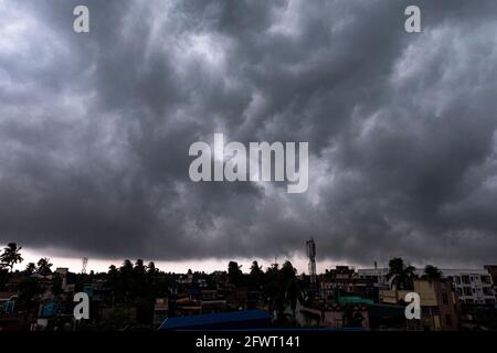 Blick auf eine dichte Wolkenformation in Kalkutta, bevor der Super Cyclone YAAS die Küstengebiete von West Bengal & Odisha trifft. Stockfoto