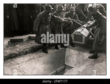 UNBEKANNTES SOLDATENGRAB PARIS BEGRÄBNIS des unbekannten Soldaten, der in einem Grab unter dem Triumphbogen beigesetzt wurde Paris Frankreich 28. Januar 1921 Stockfoto