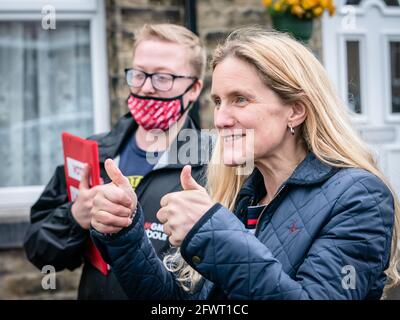 Die Arbeiterkandidatin Kim Leadbeater (rechts), die Schwester des ermordeten Abgeordneten Jo Cox, befindet sich auf dem Wahlkampfweg in Heckmondwike, West Yorkshire, vor den Nachwahlen von Batley und Spen. Bilddatum: Montag, 24. Mai 2021. Stockfoto