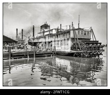 Packet Steamer Um 1910. „Sternwheeler John Quill, Packungsdampfer.“ Sie führte Lieferungen vor allem an den Tombigbee und Warrior-Rinnen in Alabama über Mobile durch, wo dieses Foto aufgenommen wurde. 1907 von der berühmten Howard Shipyard in Jeffersonville, Indiana, für ihren Namensvetter erbaut, diente sie dieser Flussstrecke, bis sie 1928 zur Twelve Mile Island auf dem Mobile River (nordöstlich von Mobile) geschleppt und dort abgebaut wurde. Gestartet: 1907, Jeffersonville, Ind. Von Howard Yard zerstört: 1928, Feb., abgeschleppt von Mobil zur Twelve Mile Island Stockfoto