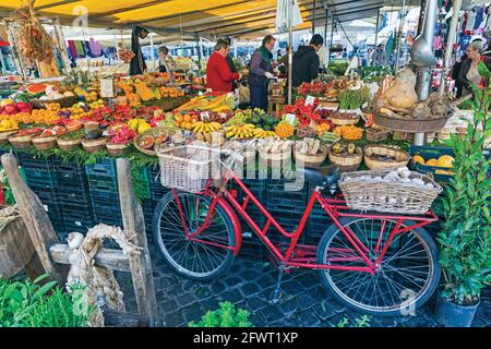 Rom, Italien. Obst- und Gemüsestände auf dem täglichen Markt im Campo dei Fiori. Das historische Zentrum von Rom ist ein UNESCO-Weltkulturerbe. Stockfoto