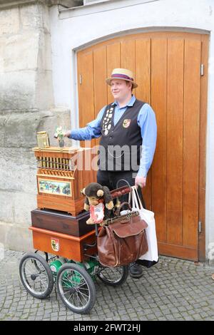 Ein Leierkasten-Mann auf dem Untermarkt in Görlitz am 24.05.2021 Drehorgel Stockfoto