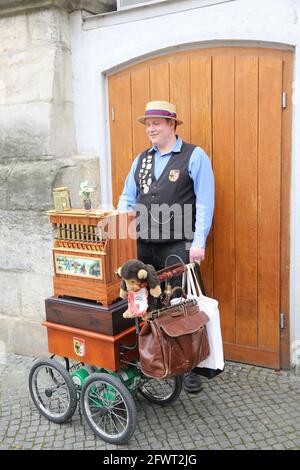 Ein Leierkasten-Mann auf dem Untermarkt in Görlitz am 24.05.2021 Drehorgel Stockfoto
