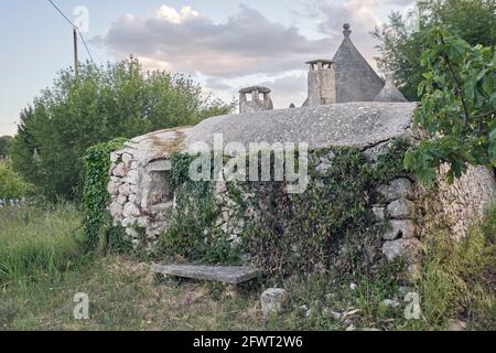Trulli Art von ländlichen Wohnungen in Salento in der Nähe von Ceglie Messapica, Apulien, Italien Stockfoto
