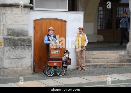 Ein Leierkasten-Mann auf dem Untermarkt in Görlitz am 24.05.2021 Drehorgel Stockfoto