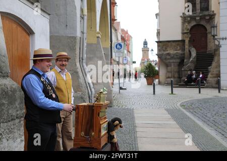 Ein Leierkasten-Mann auf dem Untermarkt in Görlitz am 24.05.2021 Drehorgel Stockfoto